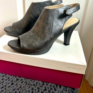 Woman Naturalizer Silver Heel